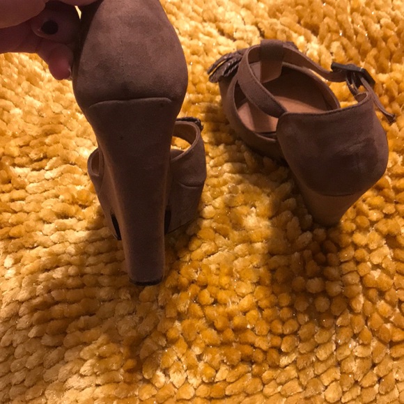 Platform T-Strap Bow Heels - Picture 6 of 7